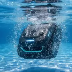Robot limpiafondos el&eacute;ctrico bajo el agua en piscina, imagen de categor&iacute;a limpiafondos